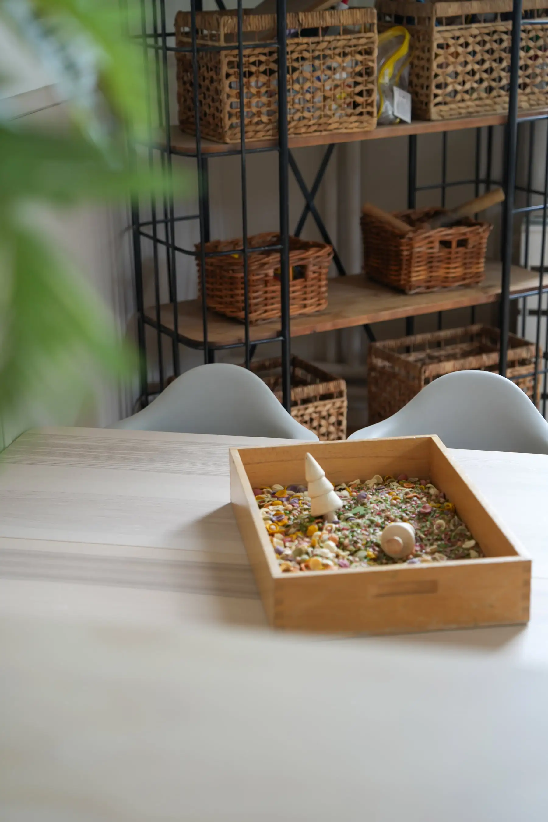 Speelbak met sensorisch materiaal op tafel bij Kideo