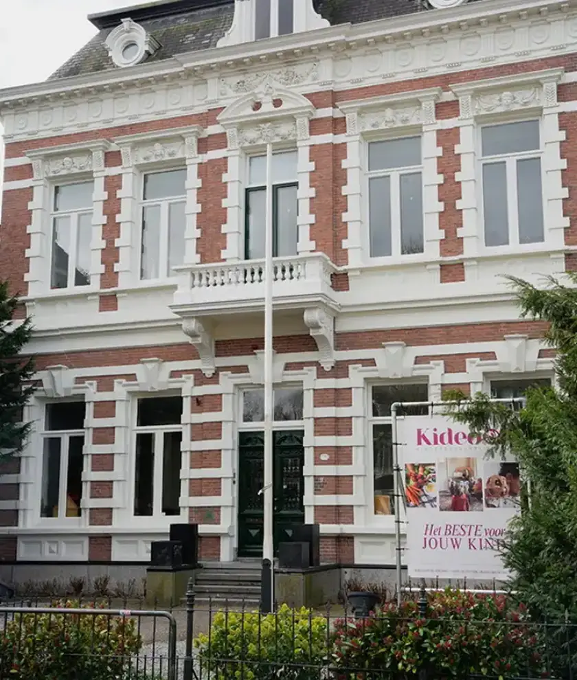 Het statige pand van Kideo kinderopvang Groningen aan de Hereweg