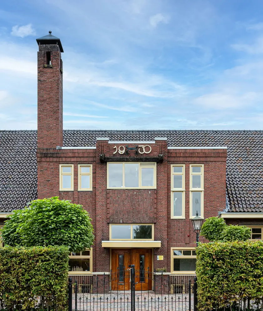 Het karakteristieke schoolpand uit 1930 van Kideo Winschoten aan de Oudewerfslaan