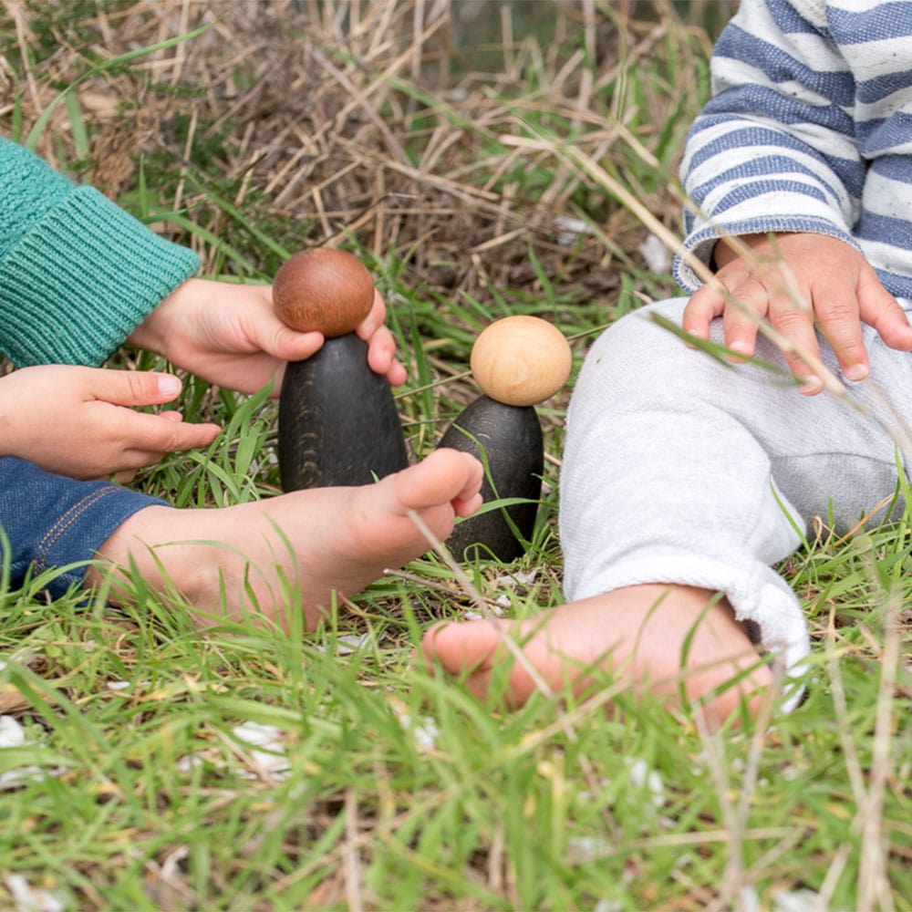 Grapat 2 Volwassen Houten Poppetjes Donker