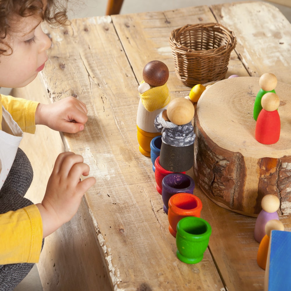 Grapat 2 Volwassen Houten Poppetjes Donker