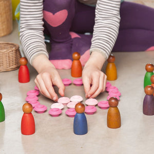 grapat-3-donkere-houten-poppetjes-warme-kleuren-1-min